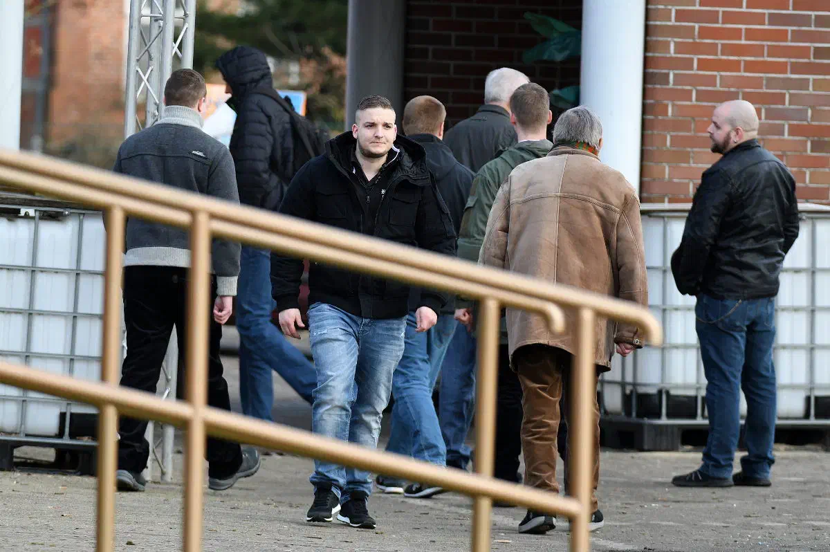 Zum Organisationskreis des NPD-Treffens in Karlshöfen gehörte unter anderem das Northeimer NPD-Mitglied Gianluca Bruno (Bildmitte). Seit dem vergangenem Jahr ist dieser ebenfalls als Beisitzer im Landesvorstand der NPD-Niedersachsen vertreten. Neben dem Sicherheitsdienst und Teilen des Veranstaltungsablaufs kümmerte sich Gianluca Bruno auch um die Koordinierung der Anreise. Anreise Teilnehmer*innen konnten sich an ihn telefonisch wenden wenn diese sich verfuhren oder sich verspäteten. Eine entsprechende Telefonnummer wurde im Vorfeld bekannt gegeben.