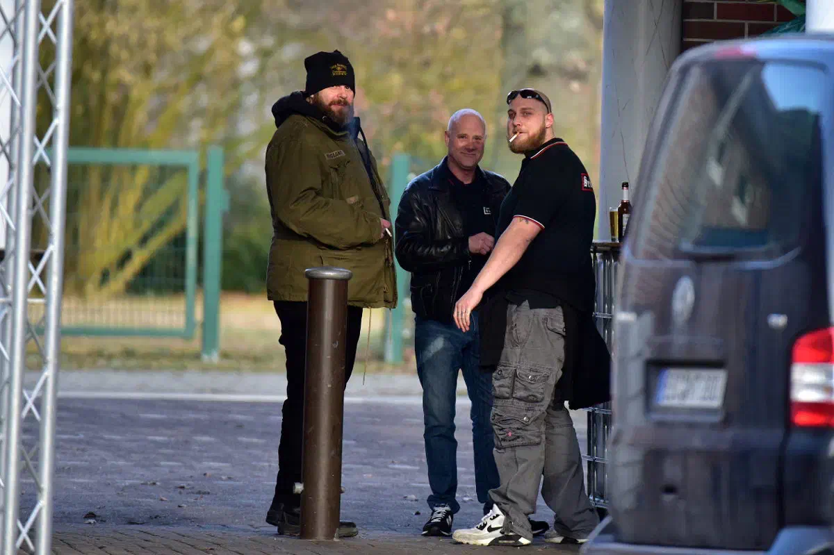 Die Krisenbewältigungsstrategien bzw. der Alkoholkonsum der NPD-Anhängerschaft und parteifreier Neonazis stieß jedoch nicht nur auf Zustimmung. Im Verlauf der Veranstaltung kam es angesichts der alkoholisierten Teilnehmer*innen immer wieder zu Unmutsäßerungen.