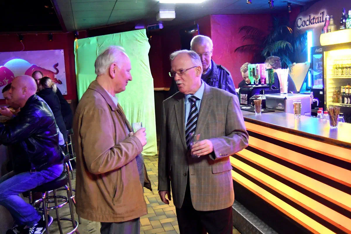 Ulrich Eigenfeld (braune Jacke) im Gespräch mit dem als Redner angekündigtem Ingo Stawitz (NPD Schleswig-Holstein) an der Cocktail-Bar.