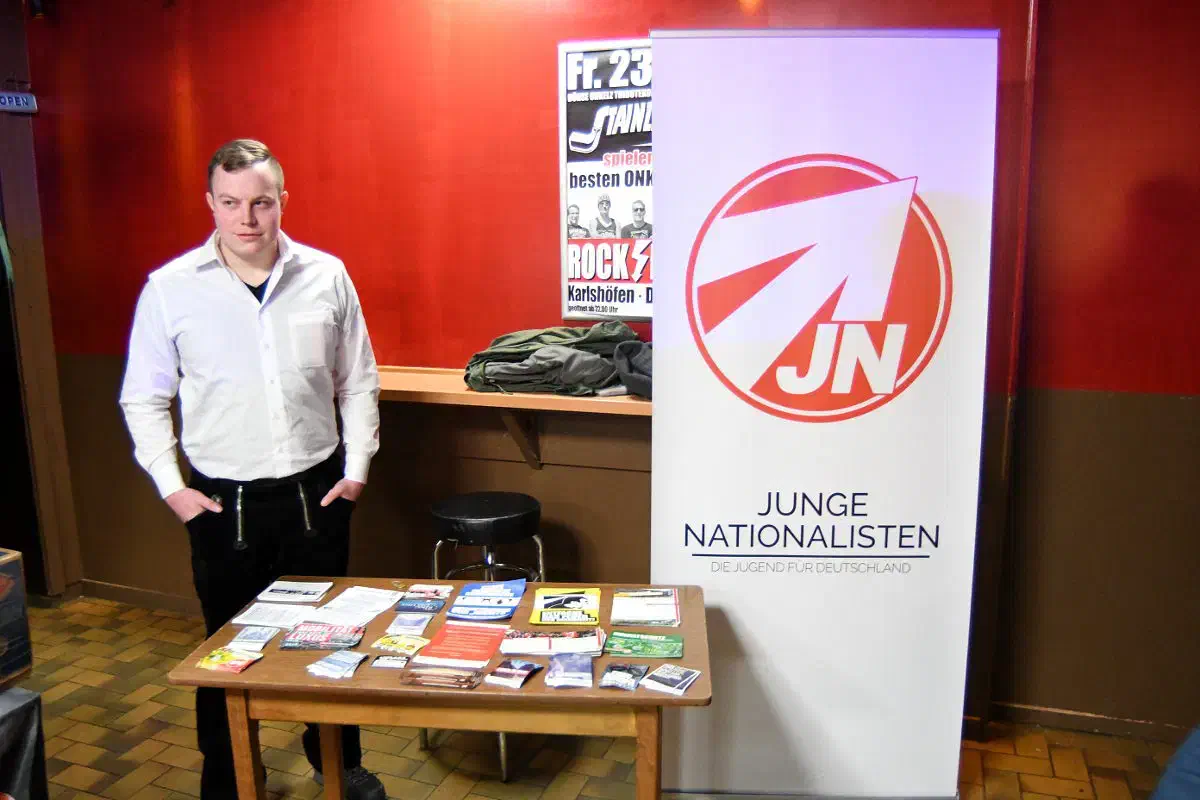 Der Infostand der "Jungen Nationalisten" (NPD-Jugendorganisation)