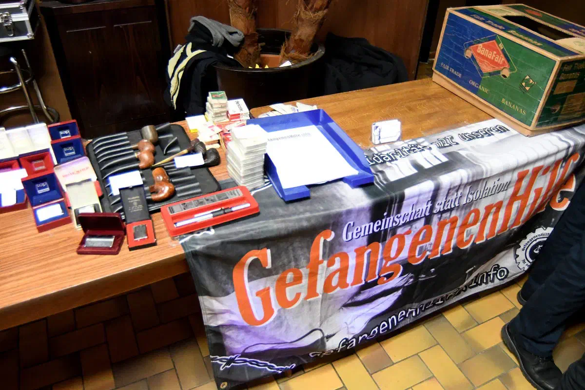 Der Infostand der "Gefangenhilfe". Zum Angebot gehörte der Verkauf von Rauchutensillien.