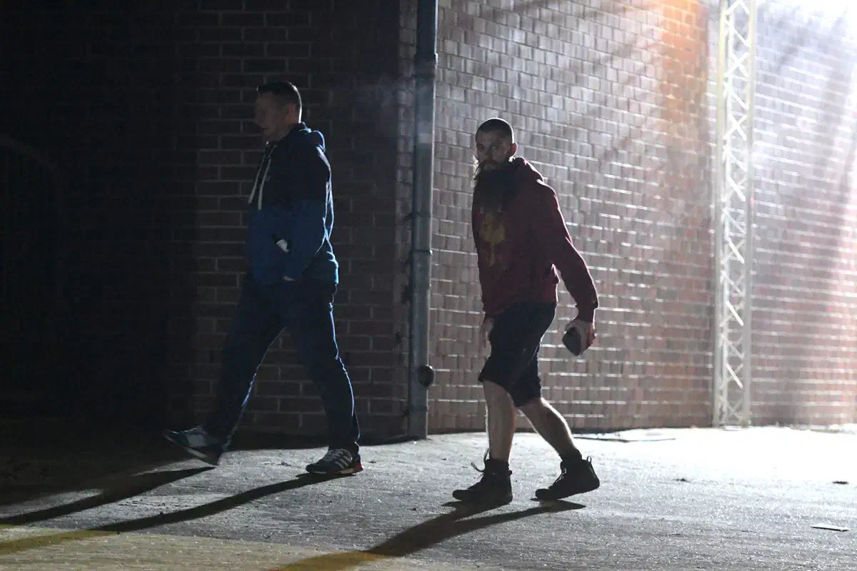 Der Nazimusiker Michael Regener (hier nicht im Bild) und Nils Larisch sowie weitere Neonazis reisten im Anschluß in den Landkreis Harburg.