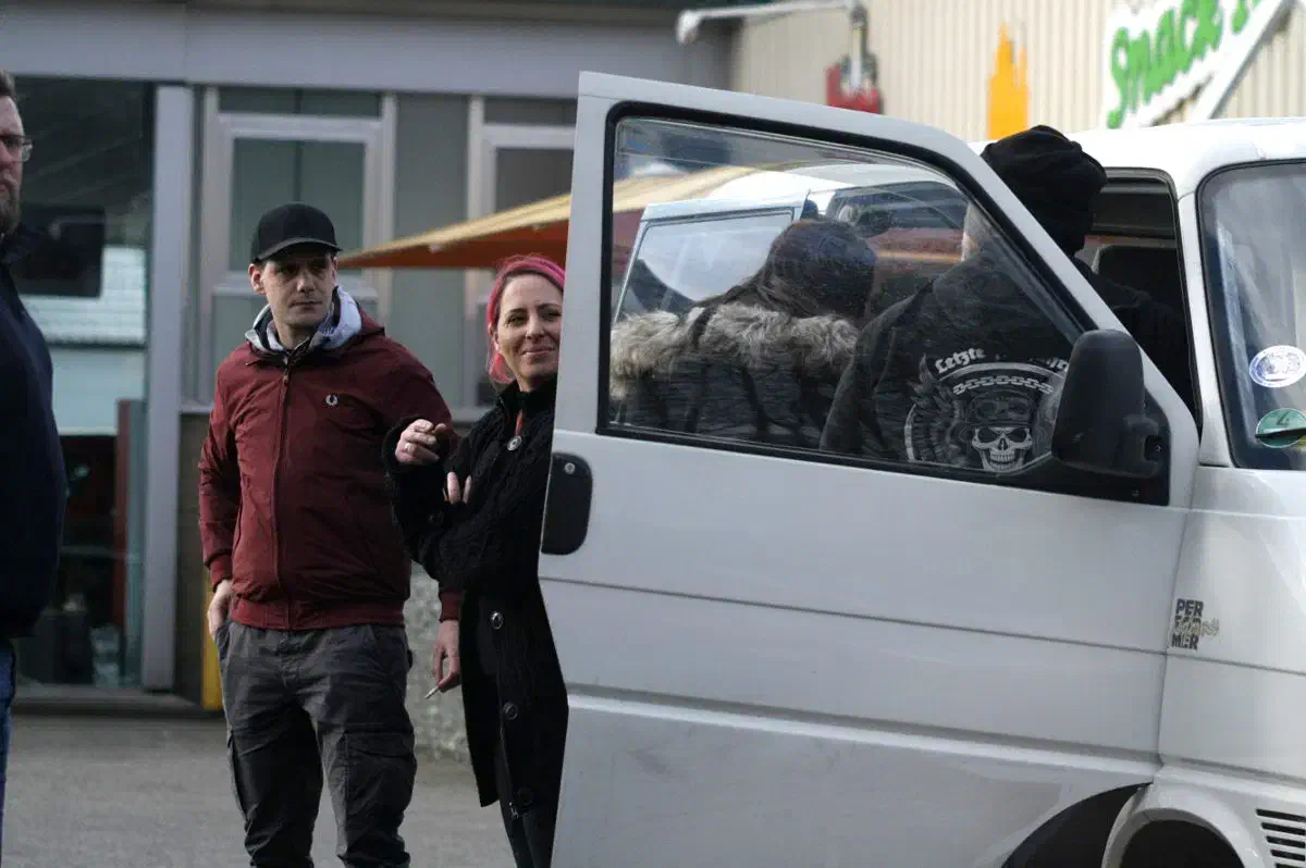 Wartende Neonazis am Schleusungspunkt in Meppen.