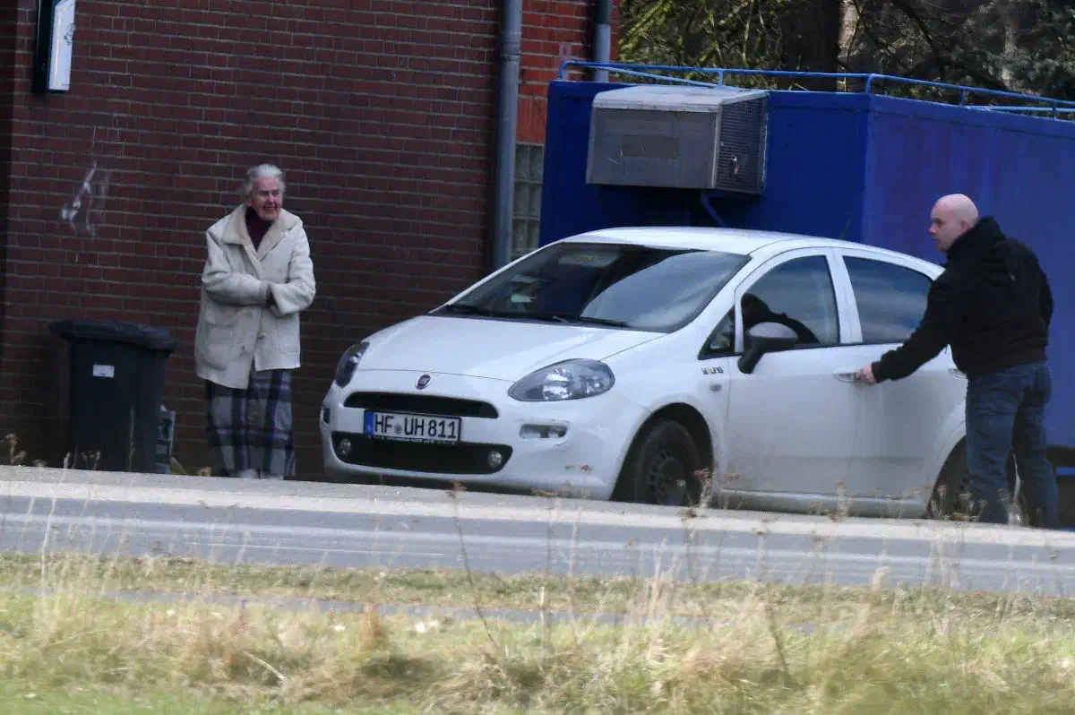 Neben dem Auftritt mehrerer Liedermacher der Neonaziszene wurde die Veranstaltung im Vorfeld mit einem Auftritt der verurteilten Holocaustleugnerin Ursula Haverbeck (hier links im Bild) beworben.
