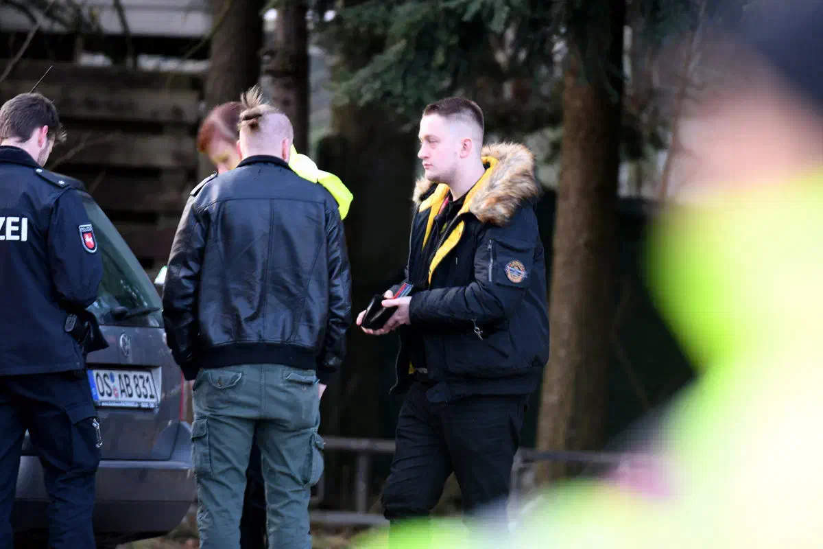 Die Realität sah jedoch anders aus: Ab ca. 17Uhr zogen sich die Polizeikräfte weitestgehend zurück. Eine Personalienfeststellung fand nicht mehr statt, ein "Abschreckungseffekt" wenn es ihn den gegeben hatte, war ab diesem Zeitpunkt nicht mehr sichtbar. Dies macht sich auch an dem Umstand bemerkbar das etliche Teilnehmer*innen erst ab diesem Zeitpunkt anreisten und die Strategie der Polizeif&úuml;hrung dadurch unterliefen. 