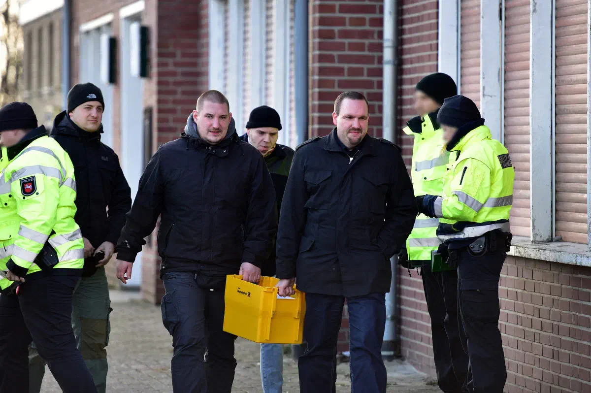 Rechts: Sascha Krolzig: Landesvorsitzender der Partei "Die Rechte" in Nordrhein-Westfalen. Der Neonazi war erst am vergangenen Donnerstag in Bielefeld wegen antisemitischer Beleidigungen zu einer sechsmonatigen Freiheitsstrafe ohne Bewährung verurteilt worden. Im Mai sieht sich Krolzig erneut einem Gerichtsverfahren gegenüber: Ihm wird versuchte gefährliche Körperverletzung, Volksverhetzung sowie das Verwenden von Symbolen verfassungsfeindlicher Organisationen vorgeworfen. 