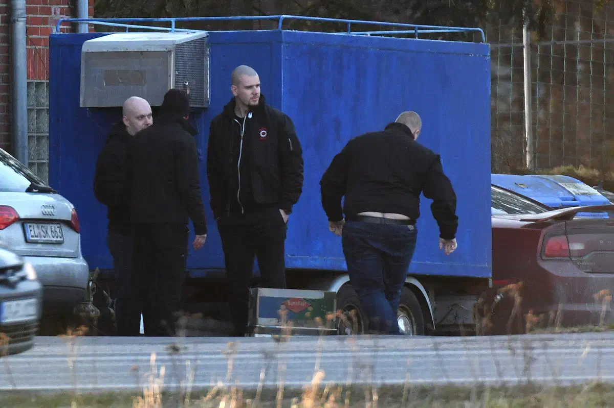 Polizeifahrzeuge positionierten sich in den Abendstunden jedoch einige hundert Meter entfernt vom Gebäudekomplex und beobachteten das Treiben der Neonazis nur aus der Ferne. Medienvertreter*innen wurde durch die Einsatzleitung nahegelegt sich nicht am Ort des Geschehens aufzuhalten, da dies zu "Provokationen" führen würde.