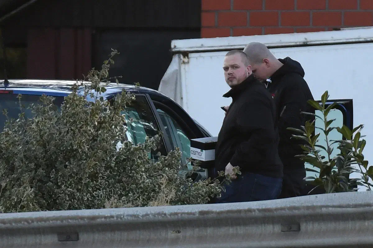Letztlich konnten die Veranstaltung aus Sicht der angereisten Neonazis weitestgehend unbeschadet durchgeführt werden. Neonazimusik und Parolen waren dabei weithin zu hören. Da es jedoch keine Beschwerden von Anwohner*innen gab, bestand aus Sicht der Polizeiführung keine Außenwirkung. Ab 23 Uhr verließen dann die ersten Teilnehmer*innen den Veranstaltungsort.