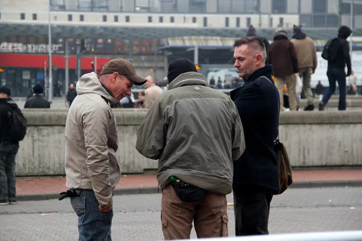 Andreas-Dieter Iloff (hier rechts im Bild) agierte dabei nicht nur im Hintergrund. Im November 2014 beteiligte er sich beispielsweise an einem Neonaziaufmarsch der sogenannten "HoGeSa". Illof zeigte sich dort bestens intergriert, unter anderem im Gespräch mit Peter Hallmann (hier links im Bild), der zuletzt in Ostwestfalen-Lippe einen Stützpunkt der Neonazipartei "Der Dritte Weg" gründete. 