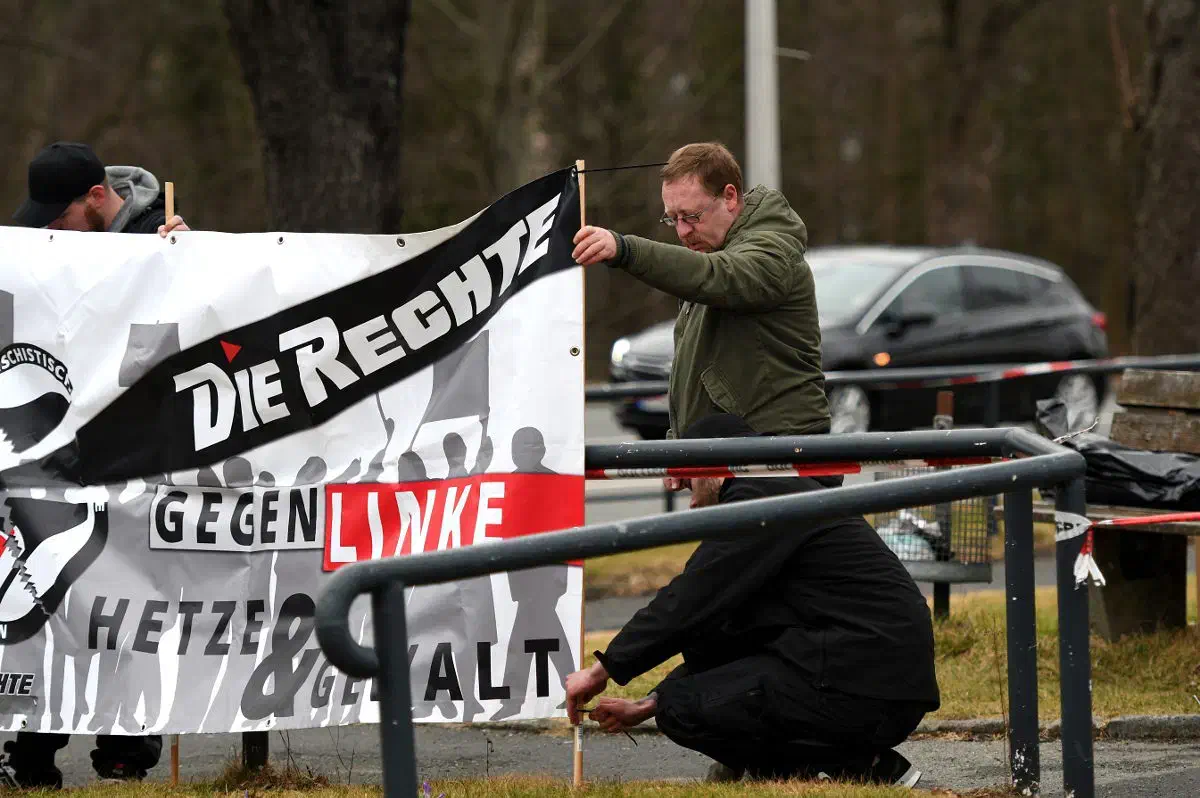 Ein weiterer Grund für die mangelnde offene Unterstützung des diesjährigen TDDZ findet sich in der Personalie von Dieter Riefling (Bildmitte). Der szeneintern für seine Alkoholexesse und Gewalttätigkeiten bekannte Neonazi gilt, vorsichtig ausgedrückt, szeneintern als äußerst umstritten.