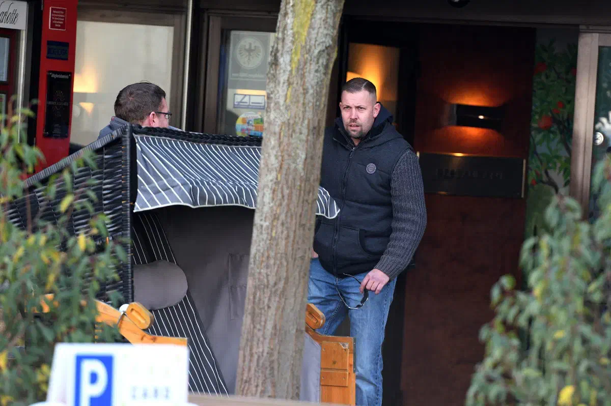 Die Mobilisierungsversuche der NPD-Hessen verliefen allerdings größtenteils im Sande. Insgesamt reisten etwa 200 Neonazis zu dem "geschichtsträchtigen Ereignis" an. Ein Großteil davon hielt sich zerstreut im Stadtgebiet auf. Nur an einem Punkt, einem Hotelkomplex in unmittelbarer Nähe der Stadthalle, konnte sich eine größere Gruppe von ca. 80 Personen versammeln.