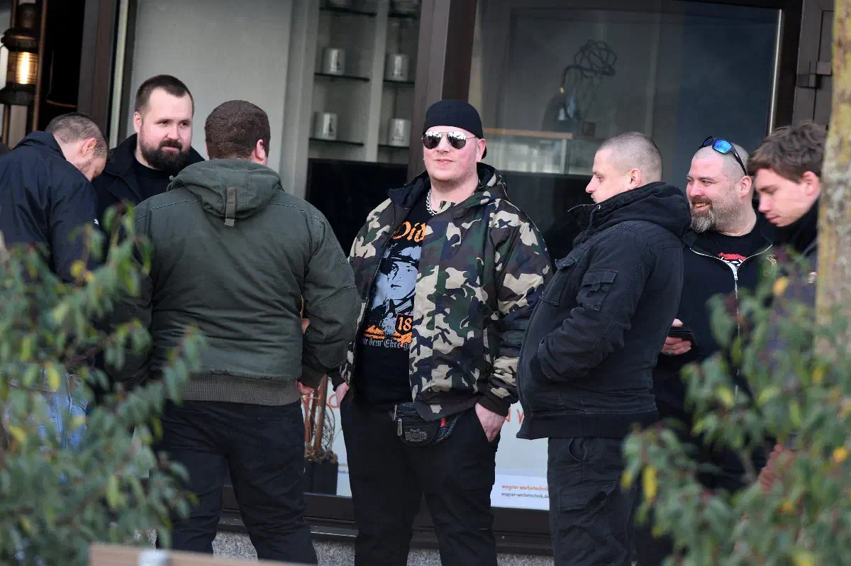 Unter den angereisten Neonazis befanden sich zu diesem Zeitpunkt bereits Mitglieder der Rechtsrockband "Oidoxie" (Bildmitte), welche ursprünglich auf dem NPD-Kongress auftreten sollten.