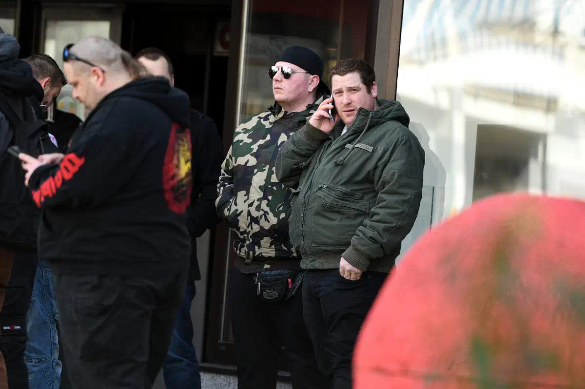 Die bereits angereisten Neonazis bemühten sich möglichst viele ihrer Unterstützer*inen zum Hotelkomplex zu beordern. Vor dort aus sollte dann zur Stadthalle weitergezogen werden. 
