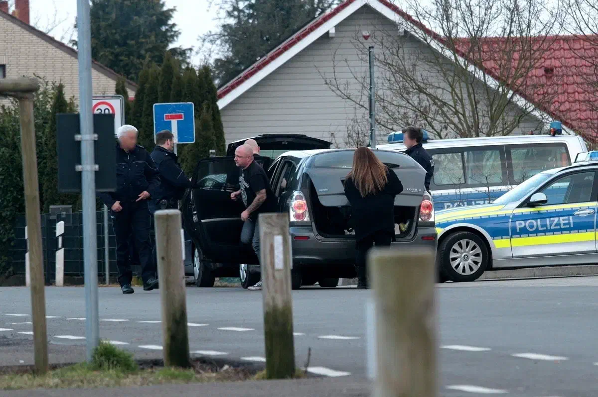 Anreisende Neonazis wurden von  Einsatzkräften der Polizei kontrolliert. Eine entsprechende  Kontrollstelle wurde um 17:20 Uhr errichtet. Zu diesem Zeitpunkt war ein  Teil der angereisten Neonazis allerdings bereits vor Ort. Allerdings  gelang es den Behörden anreisende Musiker (hier Jens Brucherseifer) zu kontrollieren.