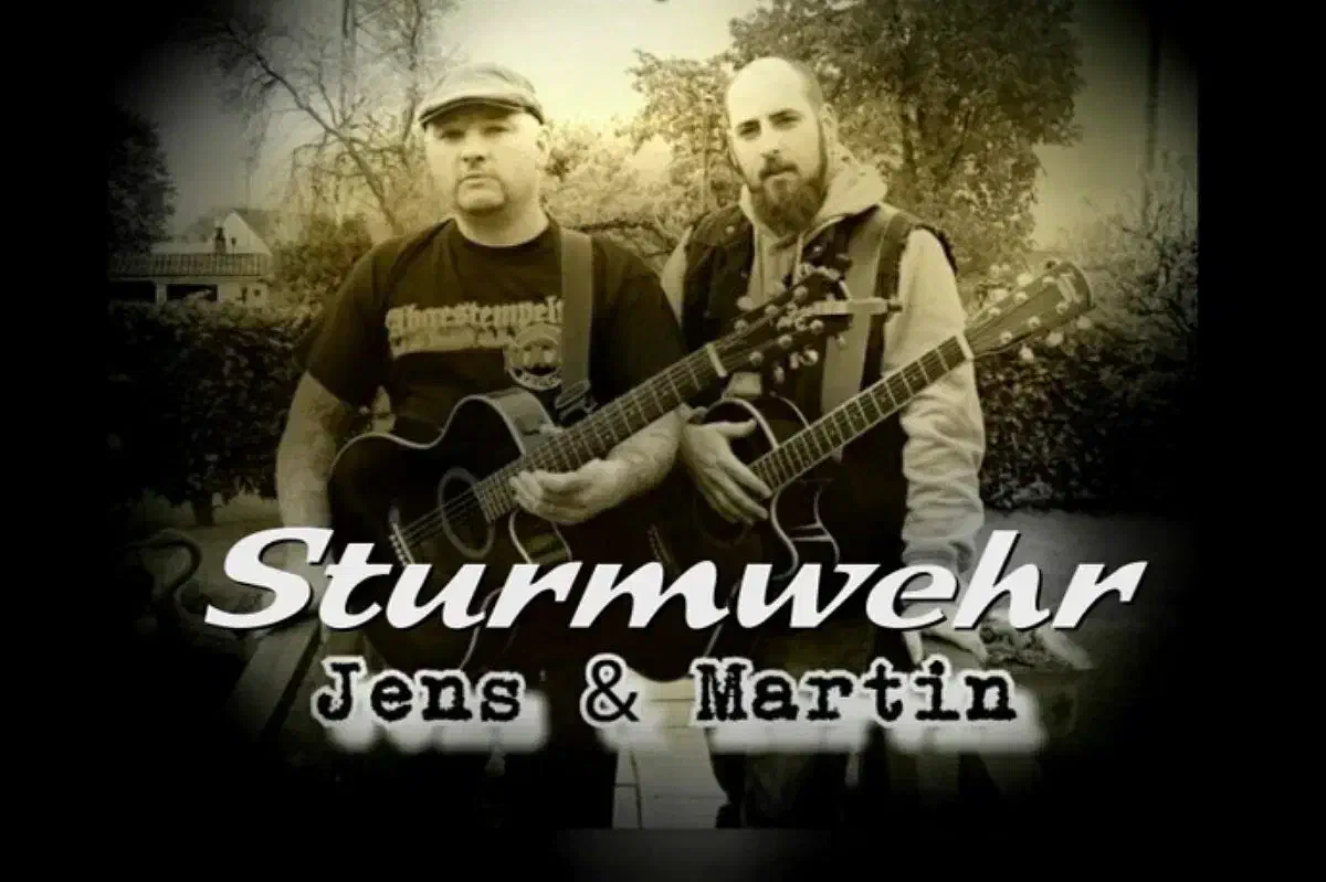 Es handelte sich dabei um ein Konzert von Mitgliedern der Neonazi-Musikgruppe "Sturmwehr" im Rahmen einer sogenannten "Akustiktour 2018". Diese beinhaltete den Auftritt des Sturmwehr-Sängers Jens Brucherseifer (links) und des Gitarristen Martin Böhne (rechts). 