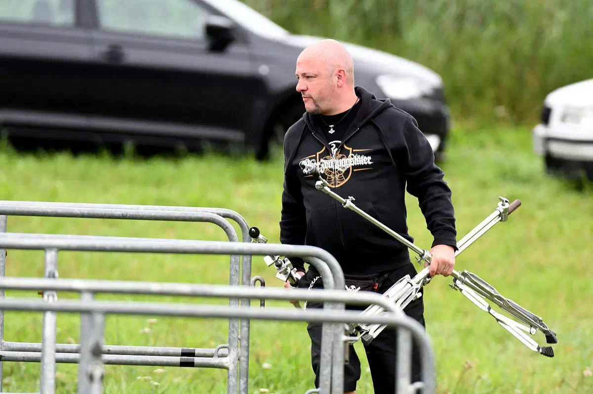 Die Musiker von "Sturmwehr" um ihren Sänger Jens Brucherseifer (hier am 29.07.2017 in thüringischen Themar) hatten sich zuletzt dazu entschieden nicht mehr gemeinsam Konzerte zu geben. Auch ein für den April im sächsischen Ostritz geplanter Auftritt im Rahmen des Neonazifestivals "Schild und Schwert" wurde inzwischen abgesagt.  