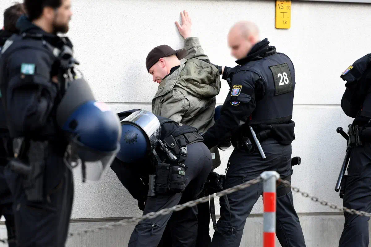 Auch ohne diese vorangegangene Entwicklung wären weitere Bandmitglieder von "Sturmwehr" am vergangenen Wochenende wohl verhindert gewesen. So zum Beispiel Marco Eckert (Bildmitte) welcher an einer Veranstaltung in hessischen Wetzlar teilnahm und sich zeitweise mit dem Anliegen der dortigen Polizei auseinandersetzen musste.