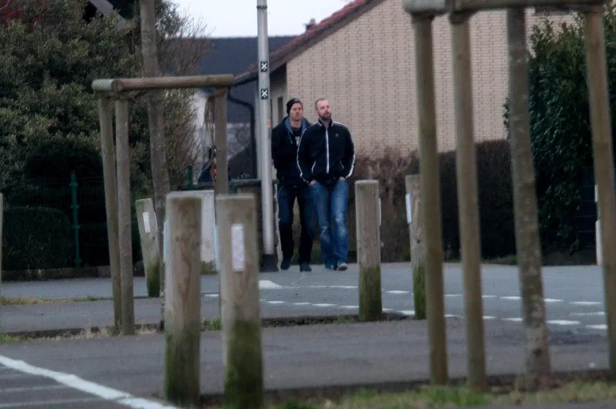 Als Veranstalter des nun in Veltheim stattgefundenen Konzerts trat der langjährige Neonaziaktivist Marcus Winter in Erscheinung (rechts im Bild), welcher bereits in der Vergangenheit für die Organisierung einschlägiger Konzertveranstaltungen verantwortlich zeichnete. Ihm zur Seite stand Dirk Fasold (links im Bild) welcher ebenfalls über enge Verbindungen in die Rechtsrockszene verfügt. Bis zum Verbot ihrer Organisationsstrukturen im Jahr 2000 agierte Fasold als Sektionsleiter Westfalen des "Blood & Honour"-Netzwerks.
