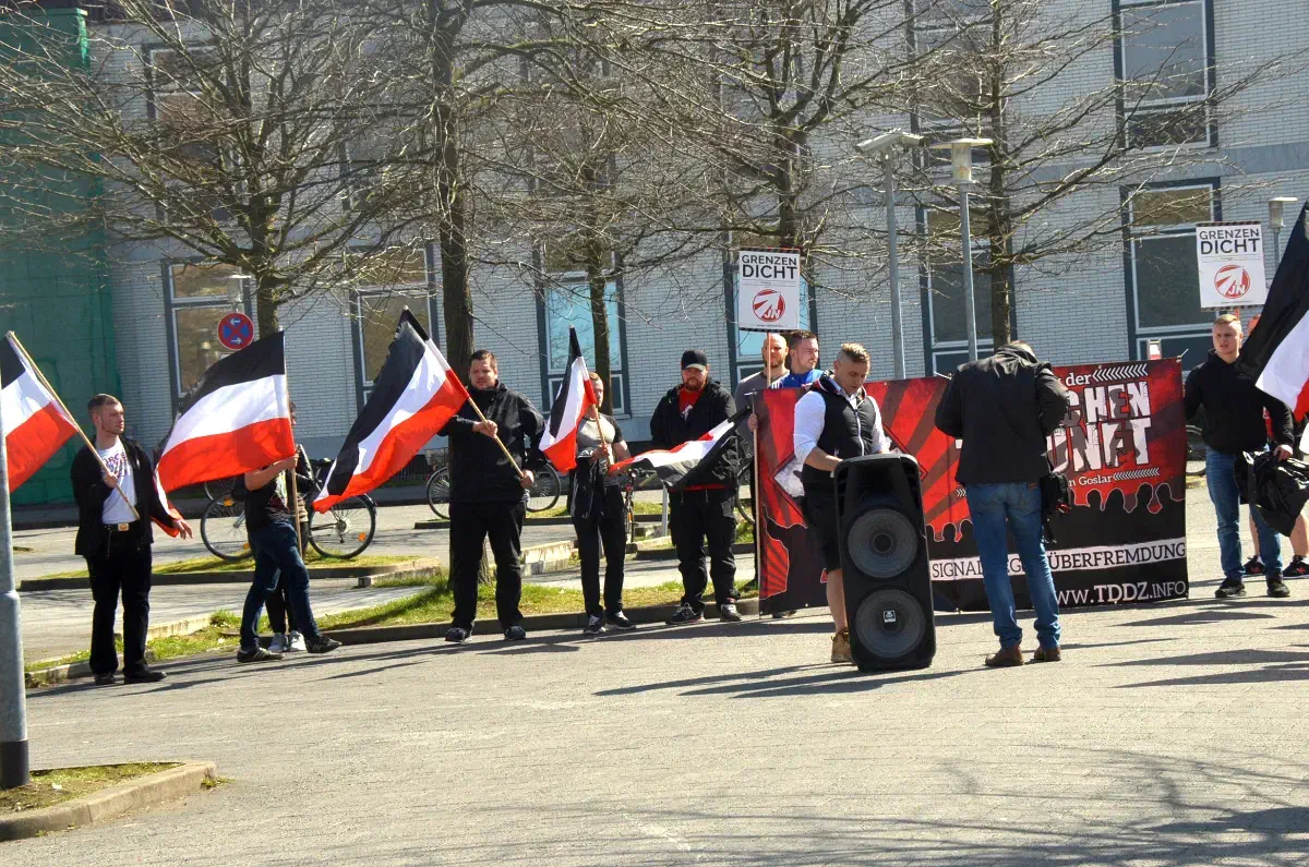 Mit einer Verspätung von mehr als einer Stunde begann die Kundgebung am Braunschweiger Hauptbahnhof. Letztlich erschinen nur rund 20 Neonazis zu der Veranstaltung.