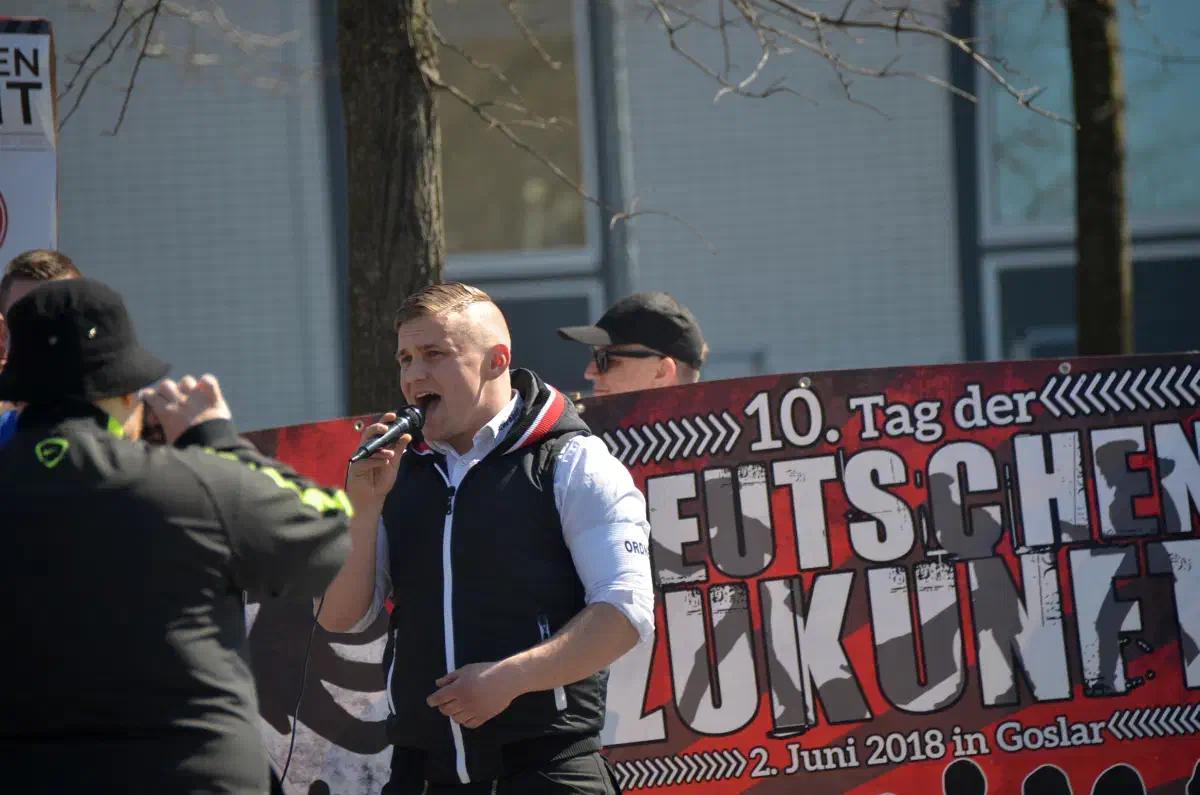 Als erster Redner trat der umtriebige Neonazi Joost Nolte (ehemals 'Kollektiv Nordharz', jetzt 'die Rechte Süd-Ost-Niedersachsen') ans Mikrofon.