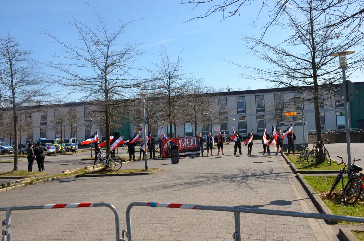 Durch eine weitreichende Polizeiabsperrung entfaltete die Kundgebung keinerlei Außenwirkung. Die Neonazis reisten geschlossen an, Interessent*innen oder Sympathisant*innen waren nicht vor Ort.