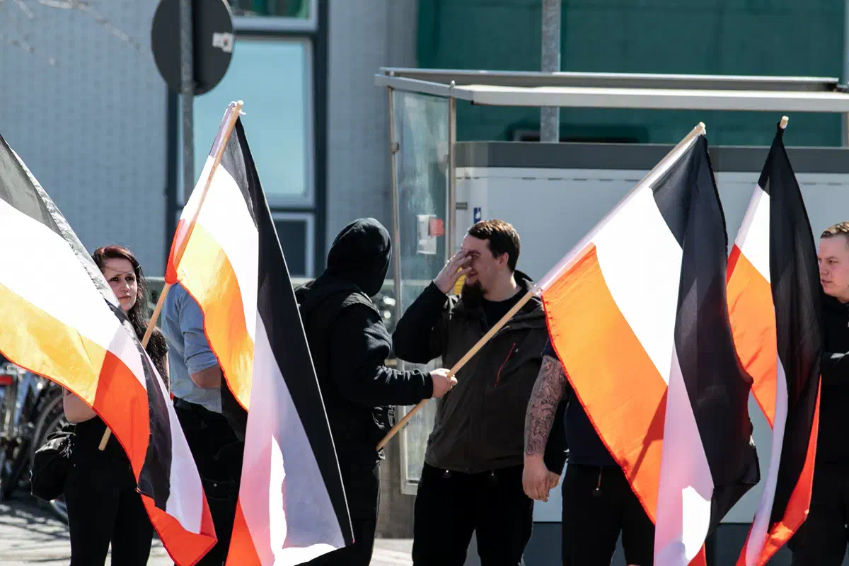 Wie zuvor Joost Nolte hatte auch Benjamin Krüger mit Textaussetzern und grammatikalischen Schwierigkeiten zu kämpfen. Krüger entschuldigte sich über das Mikrofon. Er sei, was Redebeiträge angeht, noch in der 'Lernphase'.