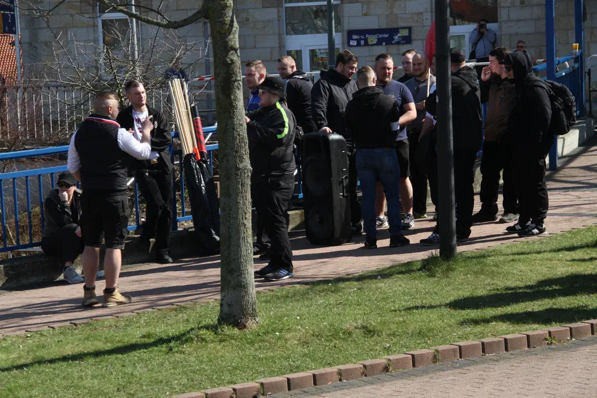 Nur knapp über eine halbe Stunde dauerte der Auftritt der Neonazis in Braunschweig. Im Anschluss sollte eine weitere Kundgebung am Bahnhof Salzgitter-Bad stattfinden.