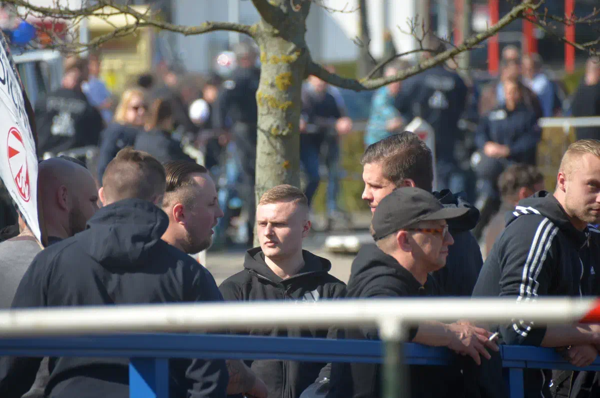 Vor Ort verbrachte die Gruppe ihre Zeit allerdings wartend in einer Polizeiabsperrung. Man wollte den von der Polizei abgesperrten Versammlungsbereich nicht nutzen. Er sei zu klein. Angesichts einer Zahl von unter 20 Personen eine bemerkenswerte Aussage.