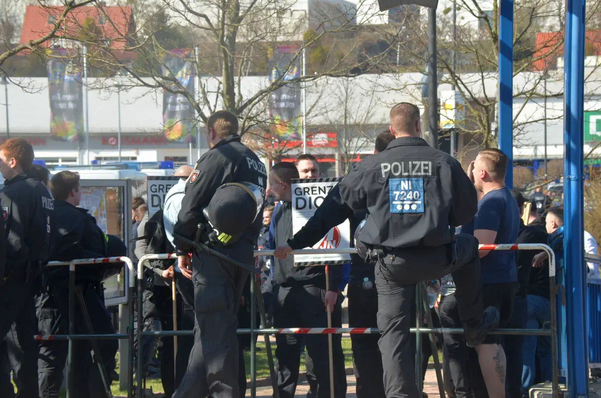 Nach längerer Wartezeit verließen die Neonazis mit in Salzgitter abgestellten Fahrzeugen sowuie mit dem Zug den Ort des Geschehens.
