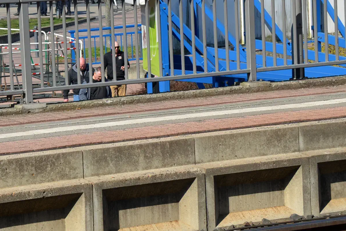 Enttäuschte Neonazis verlassen den Bahnhof Salzgitter-Bad, als feststeht, dass dort keine Kundgebung stattfinden wird.