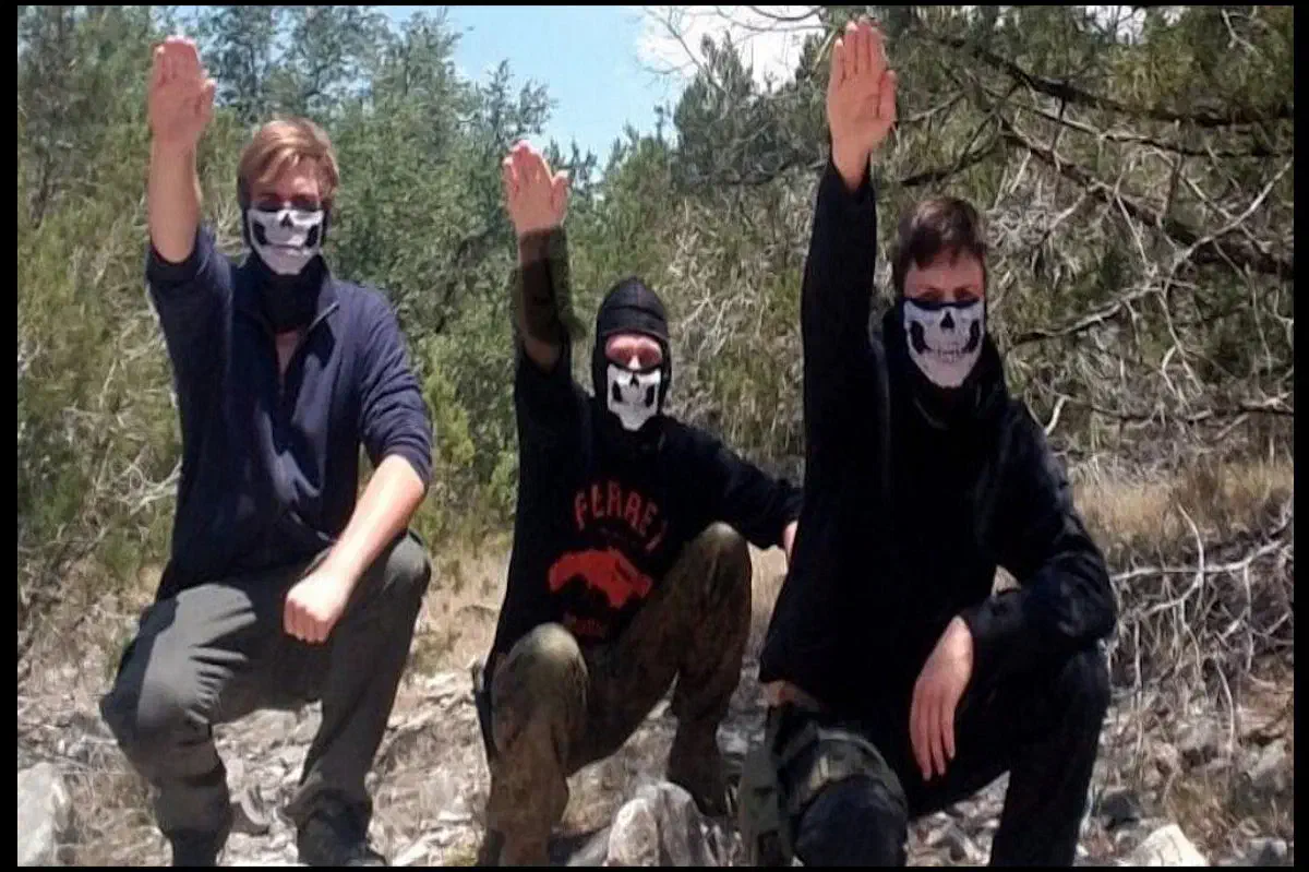 Woodward (hier links im Bild) nahm in der Vergangtenheit an paramilitärischen Ausbildungslagern der "Atomwaffen Division" teil und gehörte einer AWD-Zelle in Kalifornien an. In einem Chatraum der Gruppierung trat er unter dem Pseudonym "Arn" in Erscheinung.
