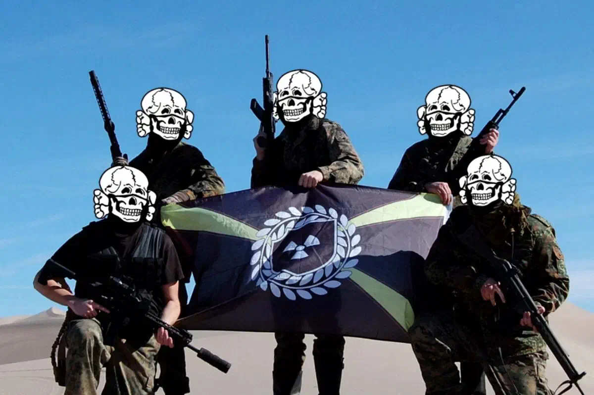 Insbesondere der Umgang mit Kriegswaffen, wie hier während eines "Hate Camps" in Nevada steht auf dem Trainingsprogramm.