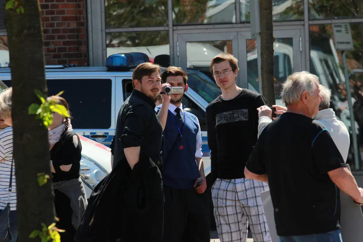 Unter den Teilnehmer*nnen befand sich auch der Göttinger Lars Steinke (links im Bild), der Vorsitzende der niedersächsischen „Jungen Alternative“. Steinke gilt als völkischer Hardliner. 