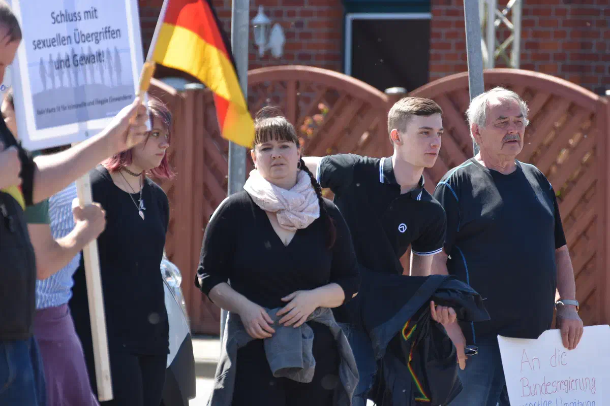 Auch das Logo der völkischen „identitären Bewegung“ wurde offen zur Schau gestellt.
