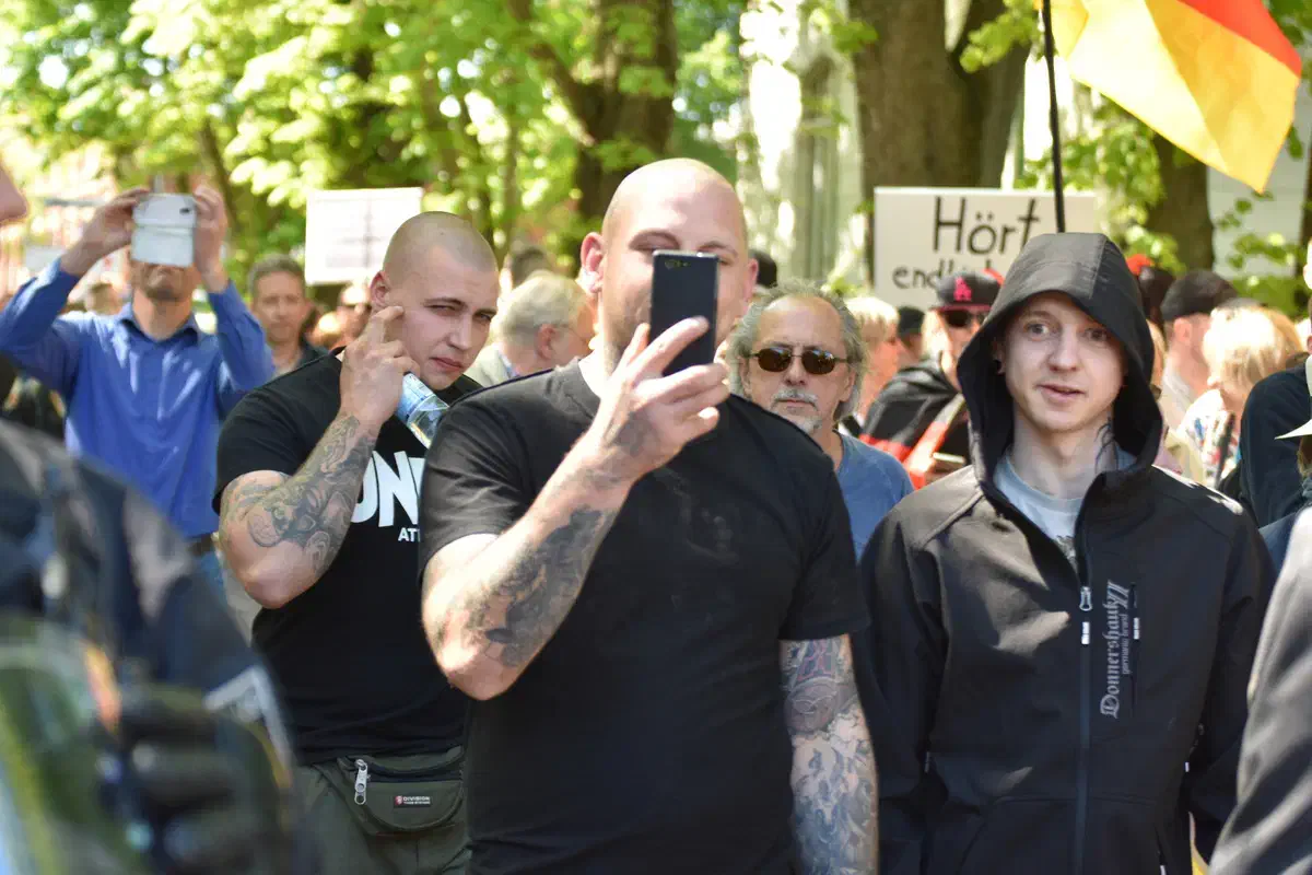 Aus dem militanten Neonazispektrum erschien eine Gruppe der selbsternannten „Bruderschaft“ „Blood Brother Nation“ aus Vechta und Oldenburg. Rechts im Bild: Julian Klein aus Oldenburg-Stadt.