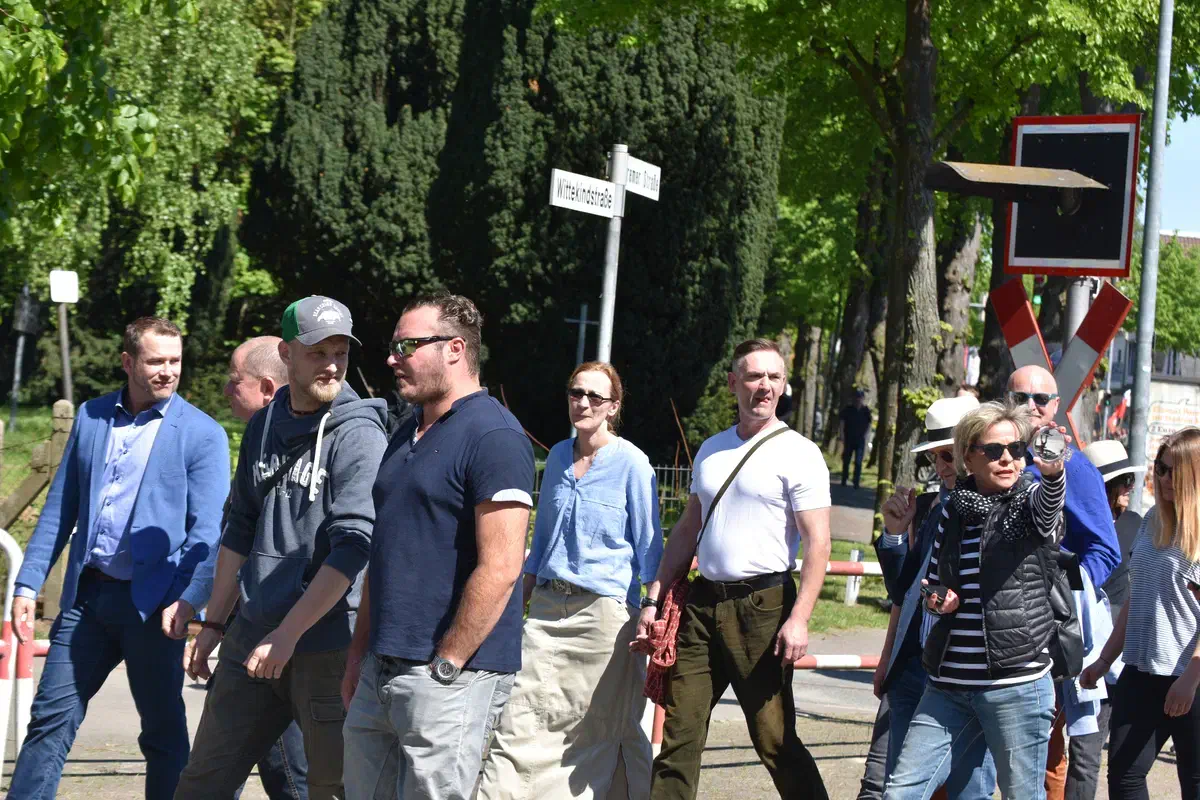 Bildmitte: Andreas Iloff mit seiner Lebensgefährtin.