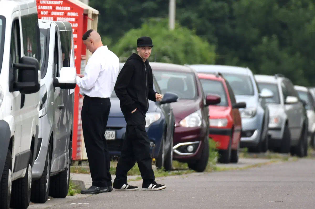 Auch das Neonazis die Verkehrsregelung beim Veranstaltungsort übernahmen, Absperrhütchen auf der Straße positionierten wurde durch die Polizei toleriert. Auf Nachfrage teilten die eingesetzten JN-Ordnerkräfte mit, dass es entsprechende Absprachen mit der Polizei Riesa gegeben habe.