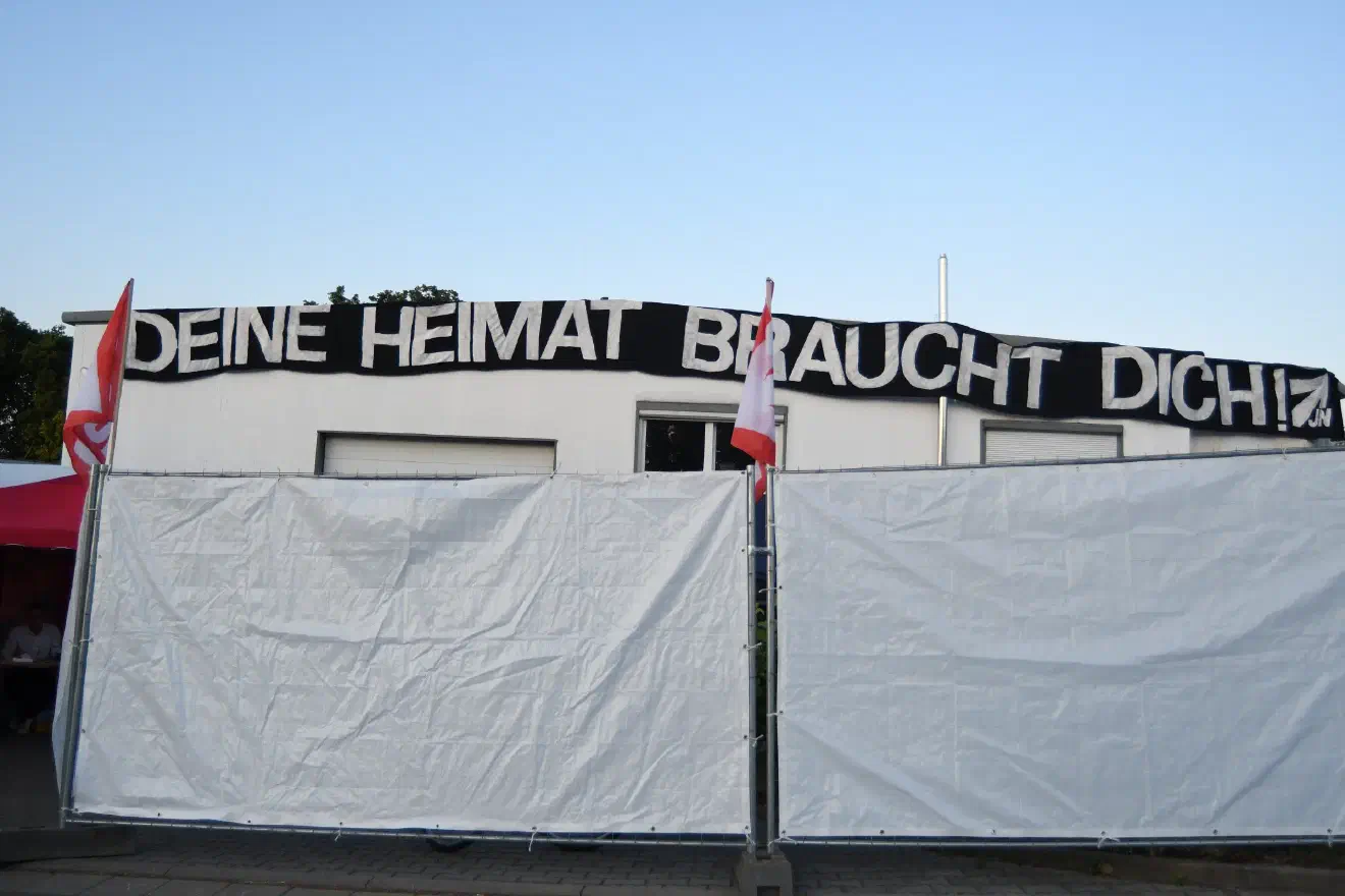 ... um sich einen Überblick über die polizeilichen Maßnahmen zu verschaffen.