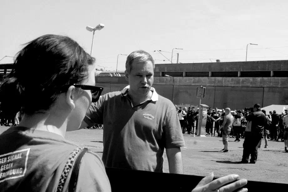 Genauso eingebunden in die Geschichte des TddZ ist Christian Worch, hier beim TddZ 2011 in Braunschweig. Er unterstützte und organisierte - erst als Vertreter "Freier Kräfte", ab 2012 dann als Bundesvorsitzender der Partei "Die Rechte" etliche der Veranstaltungen und trat auch als Redner auf.