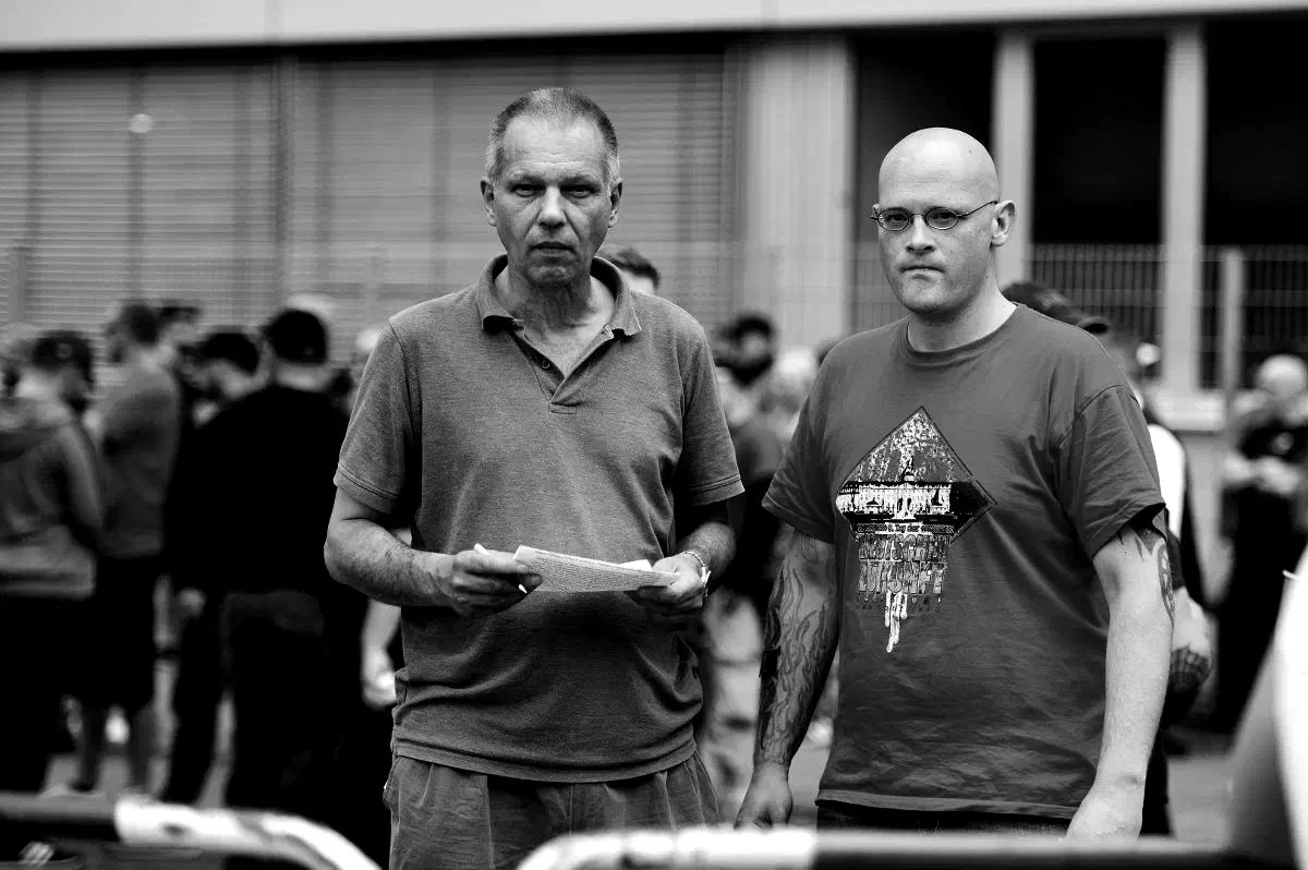Im krassen Gegensatz dazu stand dann die Teilnehmerzahl des Karlsruher TddZs . Hier zeigte sich, dass auch "Die Rechte" über nur wenige gefestigte Strukturen verfügt, die in der Lage sind einen solchen Aufmarsch durchzuführen. Trotz zahlenmäßig starker Unterstützung aus dem Ruhrgebiet kamen nur knapp 300 Personen auf die von Christian Worch und Manuel Mültin , Landesvorsitzender "Die Rechte Baden-Württemberg", organisierte Demonstration, auf der auch einzig die beiden Organisatoren reden durften. Alle weiteren vorgeschlagenen Redner*innen wurden auf Grund von einschlägigen Vorstrafen abgelehnt, darunter auch Dieter Riefling.