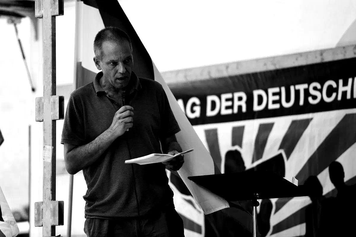 Auch Christian Worch, hier beim TddZ 2017, trat mehrfach bei TddZs  ans Mikro, zuerst als freier Kamerad, später als Bundesvorsitzender der Partei "Die Rechte". 2017 in Karlsruhe war er als Nicht-Einschlägig-Vorbestrafter einer von nur 2 genehmigten Rednern.