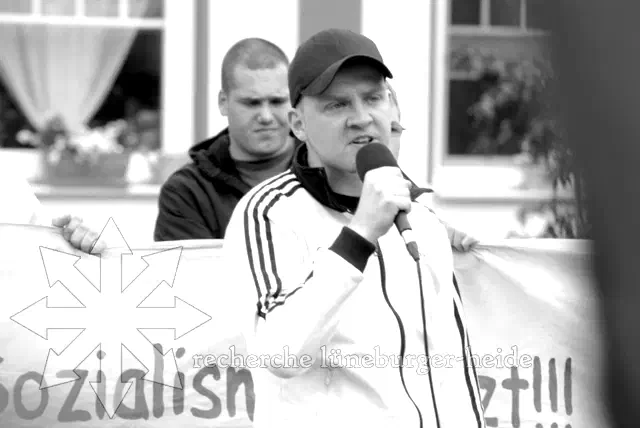 Sven Skoda war von Beginn an als Redner dabei.- wie hier in Pinneberg 2009. Der freie Aktivist, der für die Partei "Die Rechte" bei der Europawahl 2019 antritt und bereits als knapp 20-jähriger die "Kameradschaft Düsseldorf" anführte, betrieb lange Jahre das "Nationale Infotelefon Rheinland" und ist zusammen mit über 20 weiteren Mitgliedern des "Aktionsbüro Mittelrhein" seit dem Jahr 2012 wegen "Bildung einer kriminellen Vereinigung" angeklagt .