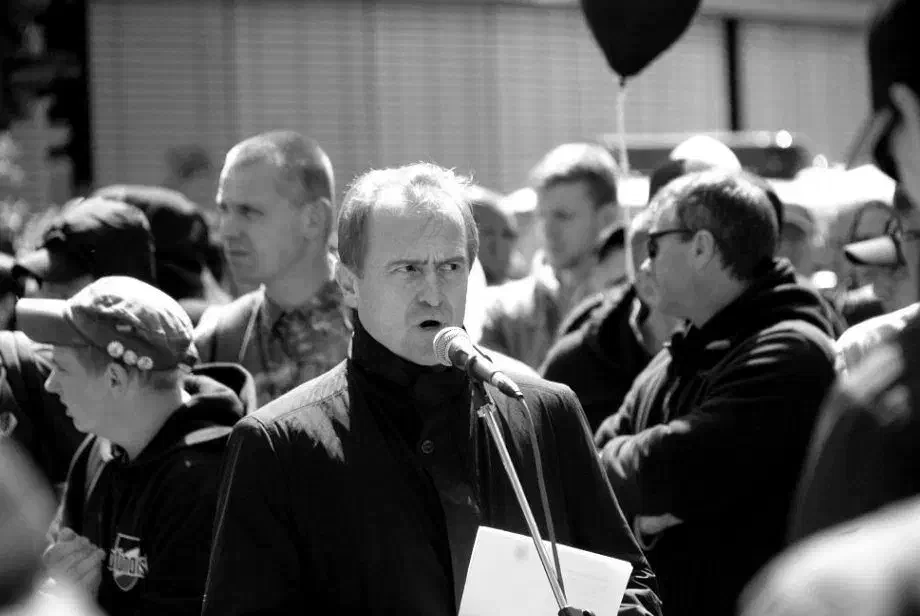 Wolfram Nahrath sprach bei der Abschlusskundgebung des TddZ 2012 in Hamburg. Narath, langjähriger Vorsitzender der verbotenen Wiking-Jugend und einer der wichtigsten Anwälte in der rechten Szene, verteidigt den Angeklagten Ralf Wohleben im NSU-Prozess sowie die wegen Holocaustleugnung verurteilte und erst kürzlich inhaftierte Ursula Haverbeck.