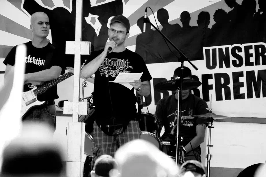 2011 wurde in Braunschweig lediglich eine Kundgebung erlaubt, woraufhin die Organisatoren eine Demonstration im benachbarten, aber wesentlich kleineren Peine anmeldeten. Um die Kundgebung ein wenig aufzupeppen, wurde in Braunschweig eine Bühne aufgebaut, auf der die Redner ( hier Sebastian Schmidtke, NPD Berlin) und die Rechtsrockband "Selection" auftraten. Da die einfallslose und schlecht gespielte Musik bei den Teilnehmer*innen auf wenig Gegenliebe stieß, wurde bei weiteren TddZs darauf verzichtet.