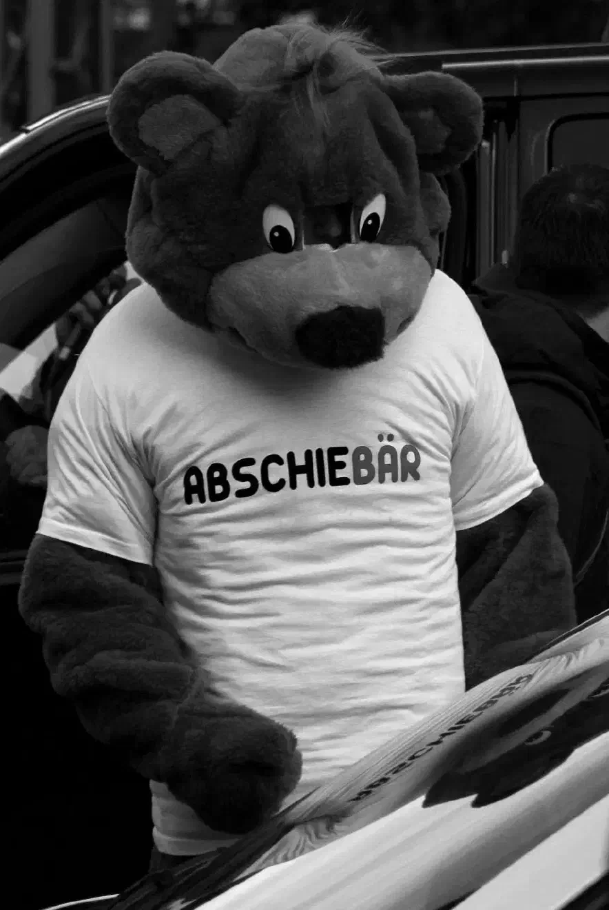 Die Gruppe "Besseres Hannover" wurde im September 2012 wegen "Bildung einer kriminellen Vereinigung" verboten. Insgesamt 24 Strafverfahren mit Bezug zu der Gruppe oder ihren Mitgliedern wurden eingeleitet, darunter auch wegen Zeigens eines Hitlergrußes des Abschiebärs, einer Kunstfigur, die in den Videos der Gruppe gegen Migrant*innen hetzt. Auch auf dem TddZ in Hamburg 2012 trat der Abschiebär bei der Schlusskundgebung auf, sein vermutlich letzter Auftritt.