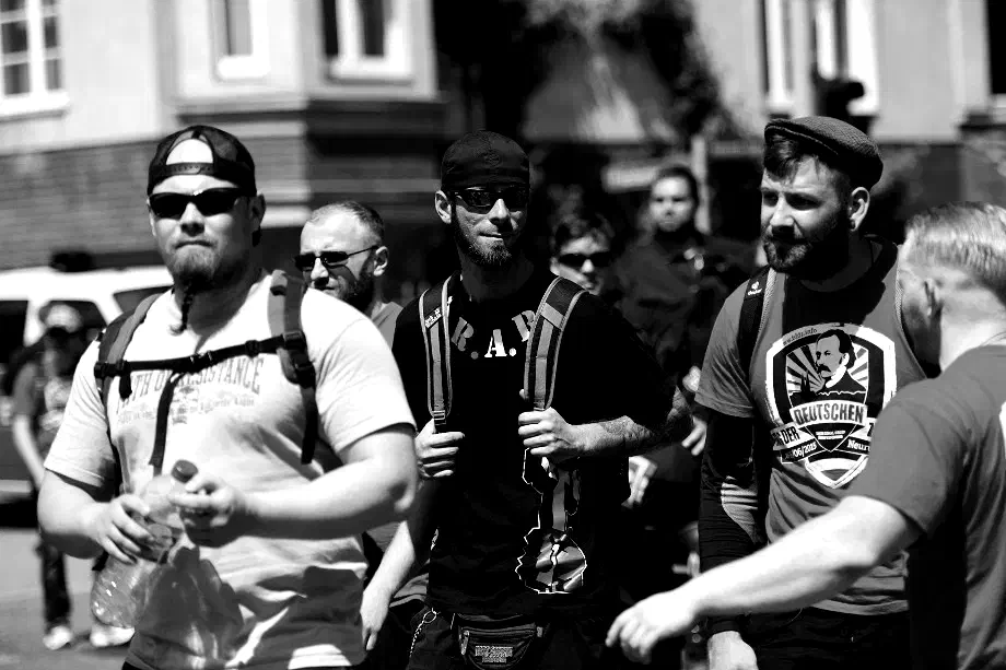 Die "Weiße Wölfe Terror Crew" ( hier Sebastian Rudow 2014 in Neuruppin), eine bundesweit agierende Gruppe, wurde im März 2016 verboten. im der Verbotsbegründung des Bundesinnenministers heißt es: "Die WWT agitiert offen und aggressiv gegen unseren Staat und unsere Gesellschaft, gegen Migranten und Andersdenkende. Sie verbreitet fremdenfeindliche und menschenverachtende Ideologie, sie trägt rechtsextremistische Hetze auf die Straße und schreckt nicht vor Gewalttaten zurück."