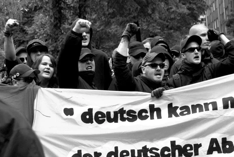 ..,so war es  in Hamburg 2012, aber auch in Neuruppin 2014 der Ärger über Gegenprotest und erfolgreiche Sitzblockaden, die jeweils zu Änderungen  und Verkürzungen der Demorouten führte. Es gelang Organisatoren und Ordnern nur schwer die Teilnehmer*innen zu beruhigen und größere Ausschreitungen zu verhindern.