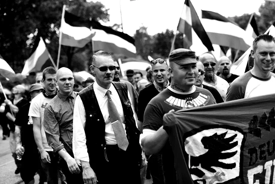 Regelmäßig wird der TddZ auch von Neofaschist*innen aus Holland besucht. Die Gruppe um Stefan Wijkamp (Bildmitte) hat gute Kontakte zu den nordrhein-westfälischen Partei- und Kameradschaftsgruppen. Wijkamp marschiert hier in Dortmund umgeben von Mitgliedern der verbotenen "Kameradschaft Aachen" und des ebenfalls verbotenen "Aktionsbüro Mittelrhein". Wijkamp ist inzwischen Auslandsbeauftragter der Partei "Die Rechte".