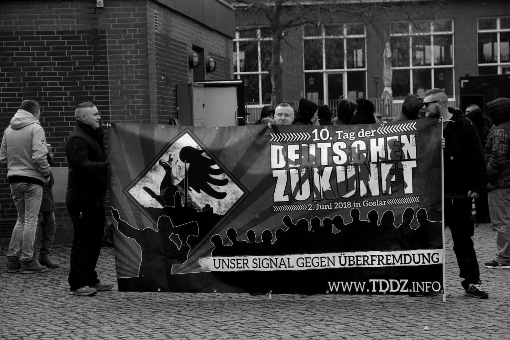Als Christian Worch bei der Abschlusskundgebung in Karlsruhe den  Veranstaltungsort für den TddZ 2018 bekanntgab, schien es , als würde die Kampagne zurück zu den Ursprüngen gehen. Die ausrichtende Gruppe  in Goslar war eine der wenigen noch aktiven parteiunabhängigen Strukturen: das Kollektiv Nordharz, eine bisher erfolgreiche Struktur im südlichen Niedersachsen. Diese Struktur löste sich allerdings Ende des Jahres 2017 auf und trat ein paar Tage später und stark geschrumpft als "Die Rechte Süd-Ost-Niedersachsen" wieder in Erscheinung. Mit oft nur 2 oder 3  Aktiven wurde nun versucht die TddZ-Kampagne weiterzuführen, wie hier im März 2017 bei einer Veranstaltung der "Patrioten Niedersachsen" in Peine.