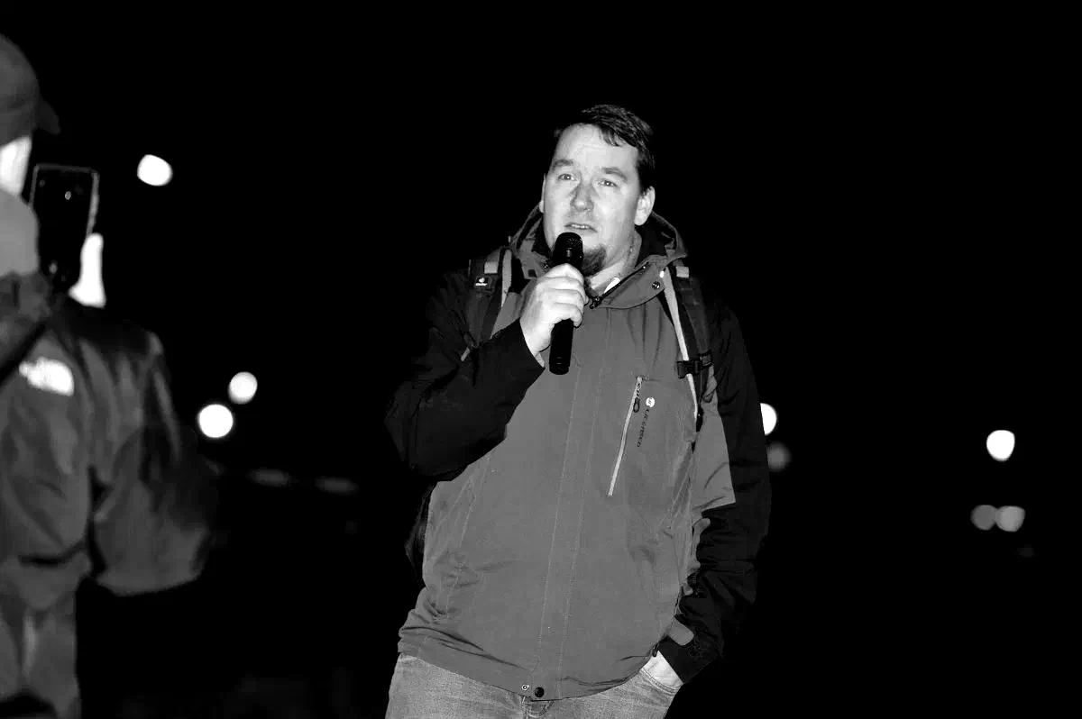 Nicht zum Redner berufen, aber trotzdem bereits zweimal für den TDddZ 2018 ans Mikro getreten ist Benjamin Krüger aus  Magdeburg. Der ursprünglich aus der Lüneburger Heide stammende Krüger war nach seinem Umzug nach Hannover einer der Führungskader der 2024 verbotenen Gruppe "Besseres Hannover". Seine in Goslar und Braunschweig gestammelten Reden sind, auch wenn Krüger sich darauf beruft noch in der "Lernphase" zu sein, nicht dazu angetan, positive Werbung für den TddZ zu machen.